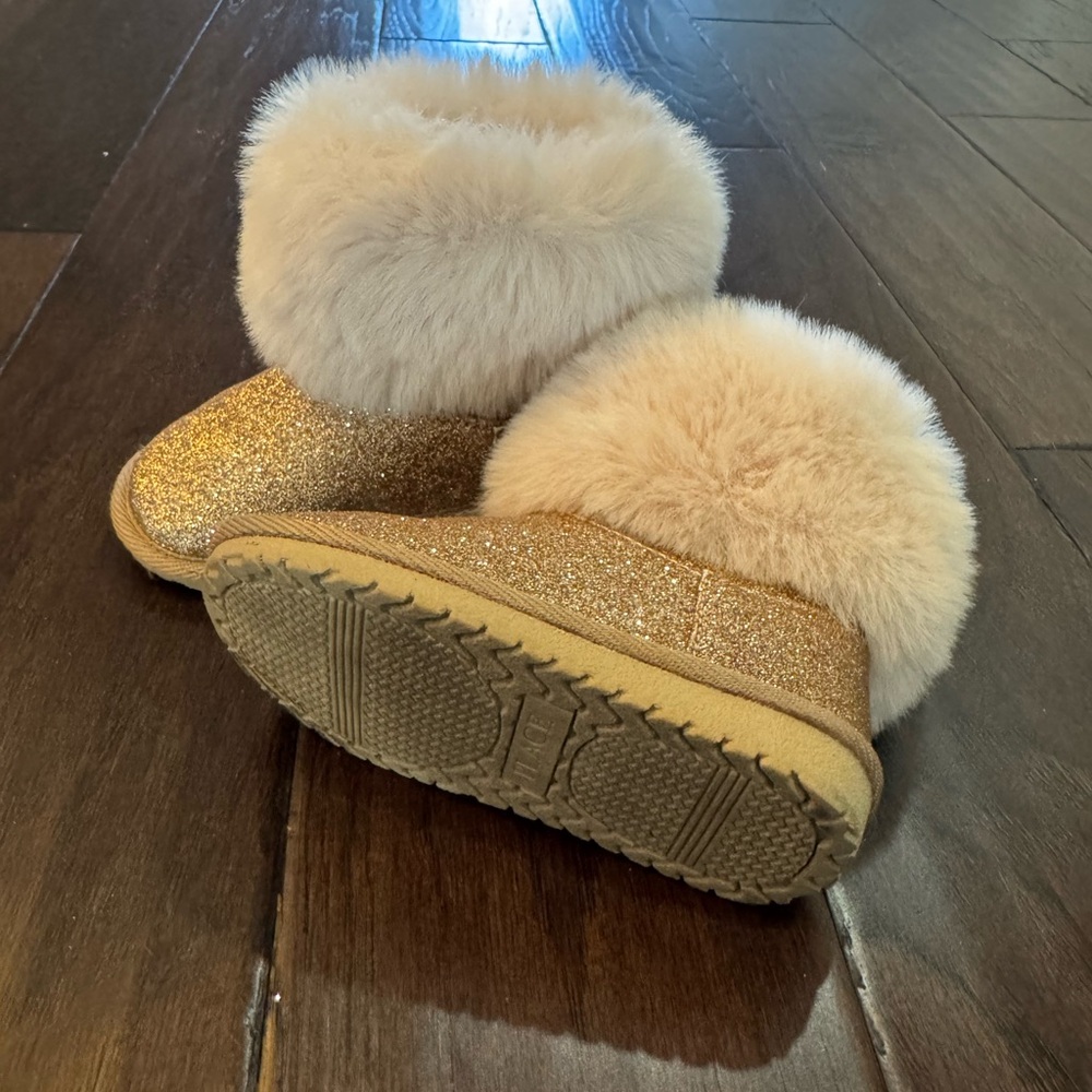 New Sparkling Gold Kids Boots with Plush Fur - Picture 3 of 5